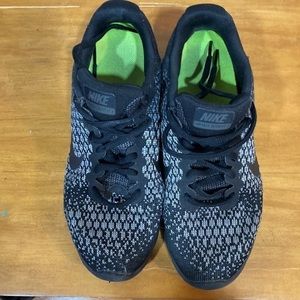 🎉🎉Final price drop before donating Nike Airmax size 7 Black and Grey